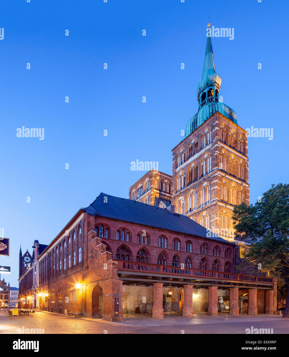 Hôtel de ville de Stralsund avec origines du 13ème siècle, derrière l'église Saint Nicolas, Stralsund Banque D'Images