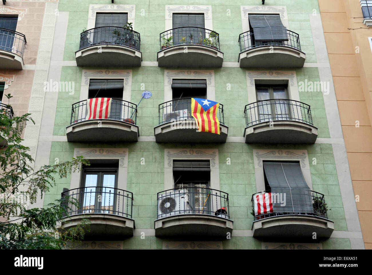 Barcelone appartements avec drapeaux Catalan Banque D'Images