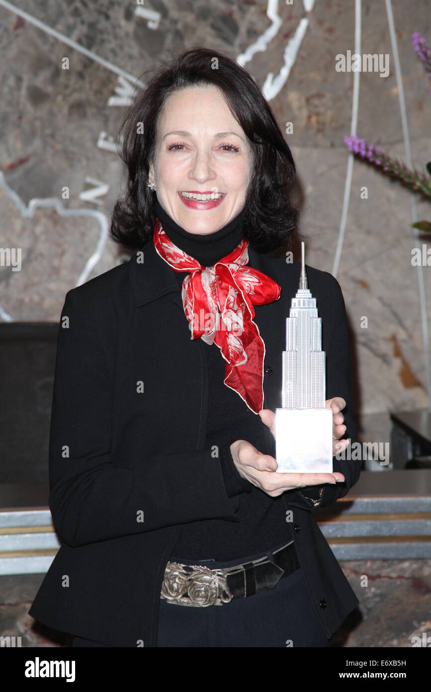 Bebe Neuwirth lights l'Empire State Building en l'honneur de la Semaine de sensibilisation aux troubles alimentaires comprend : Bebe Neuwirth Où : NYC, New York, United States Quand : 25 Mars 2014 Banque D'Images