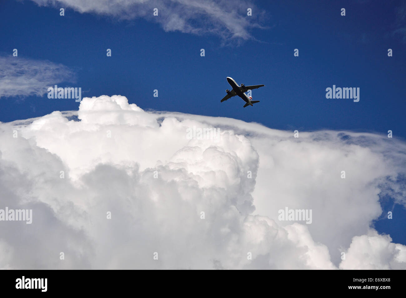 British Airways avion cirrus passant près de l'aéroport de Heathrow, Londres, Angleterre, Royaume-Uni Banque D'Images