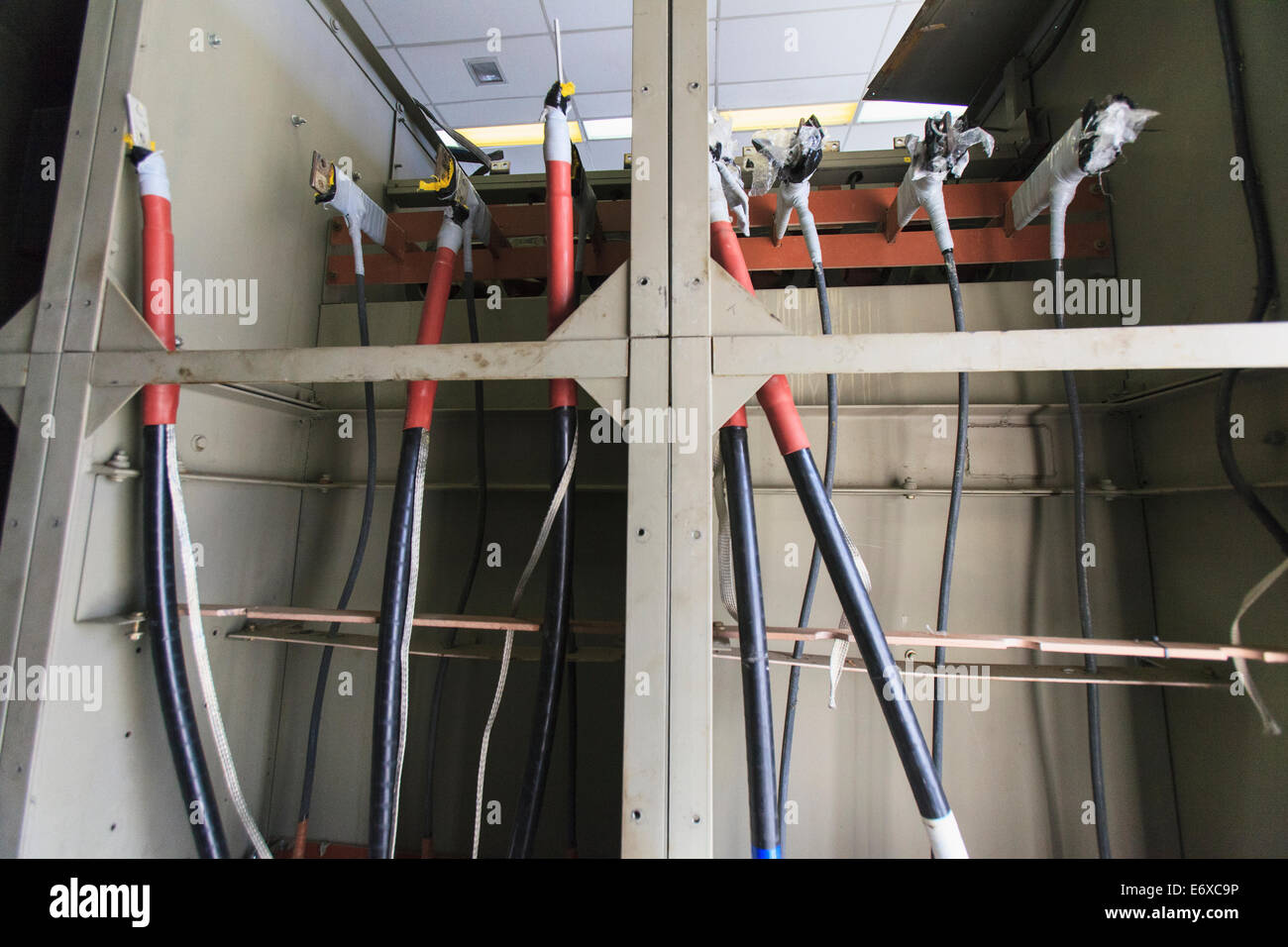 Lignes de courant élevé de la connexion à la phase trois bus à electric power plant Banque D'Images