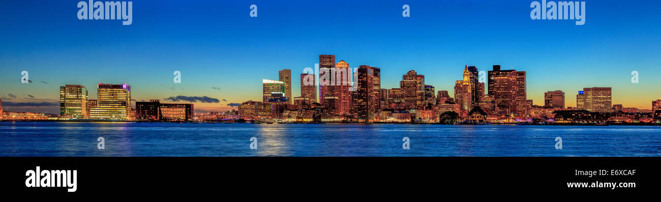 Toits de Boston au coucher du soleil vu de East Boston, Massachusetts, USA Banque D'Images