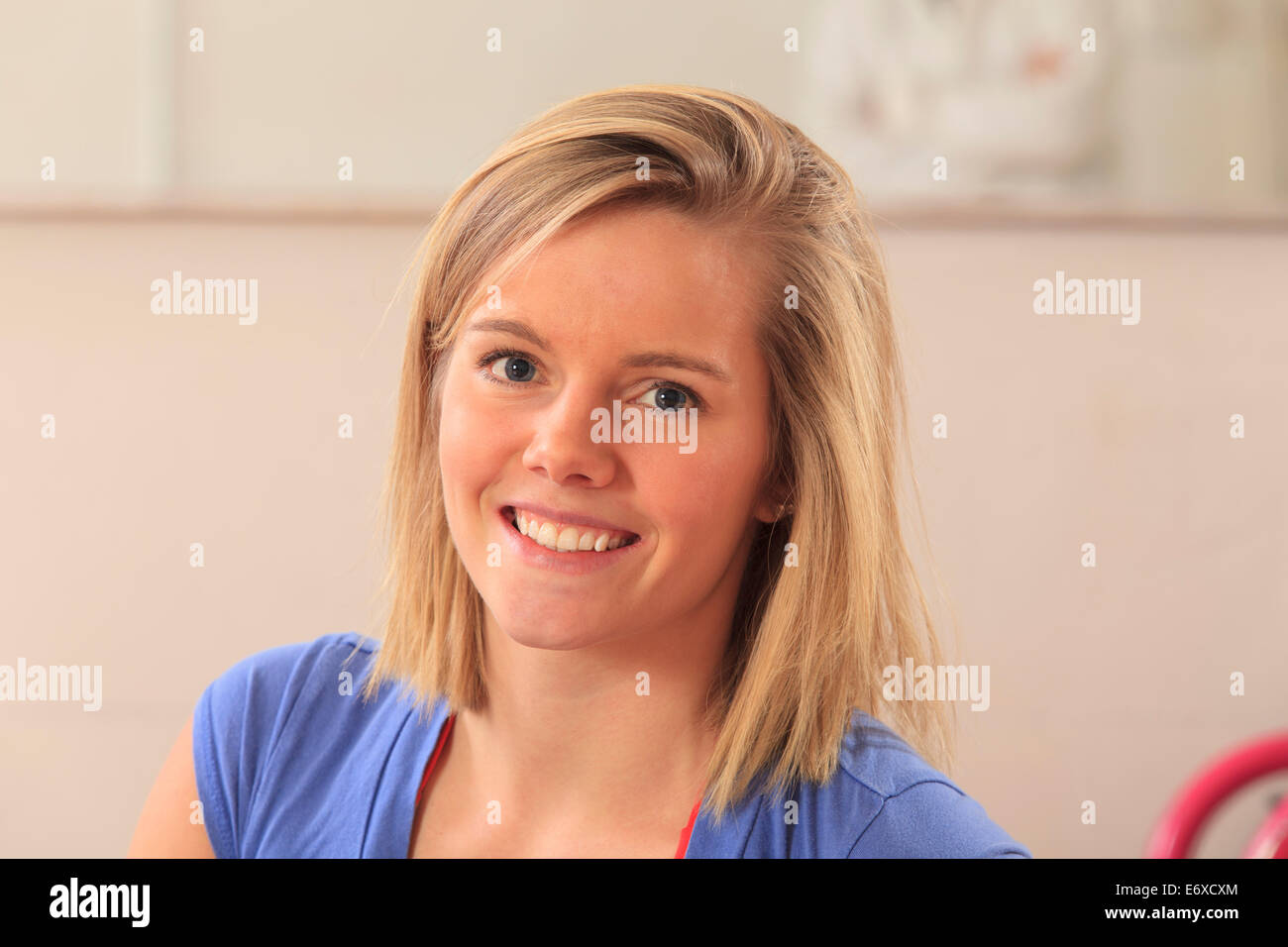 Portrait d'une jeune femme avec une lésion de la moelle épinière Banque D'Images