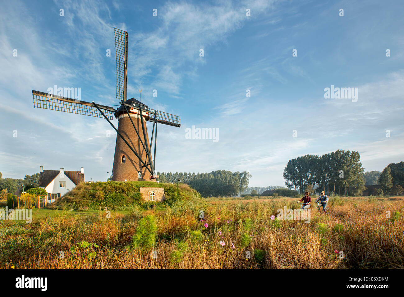 Pays-bas, Nuenen, Village de Vincent van Gogh. Moulin De Roosdonck, qui apparaît sur 7 dessins de Van Gogh. Les cyclistes Banque D'Images