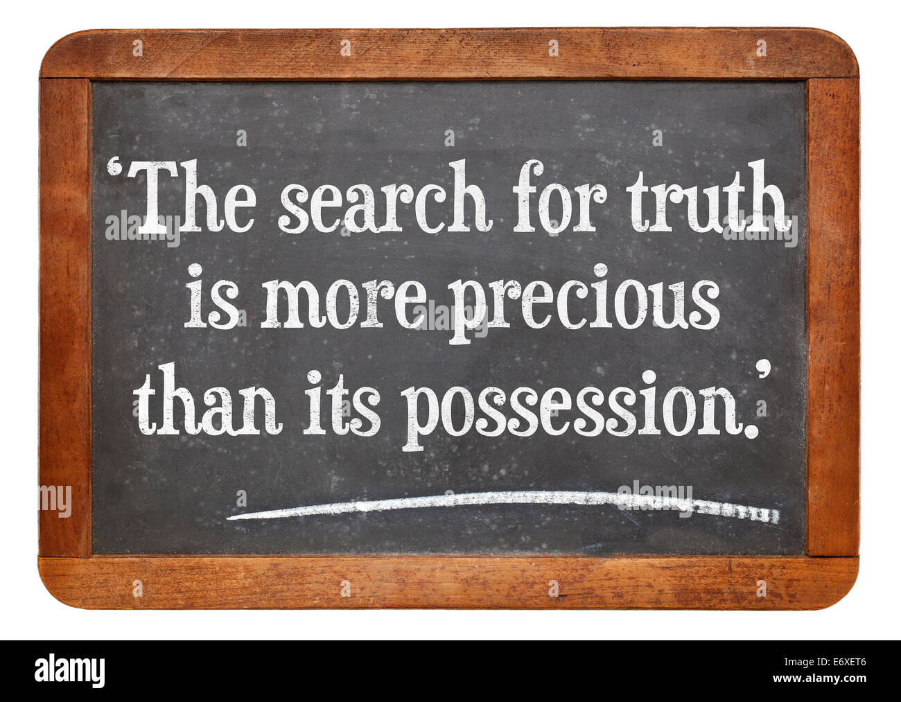 La recherche de la vérité est plus précieuse que sa possession - une citation d'Albert Einstein sur un tableau noir ardoise vintage Banque D'Images