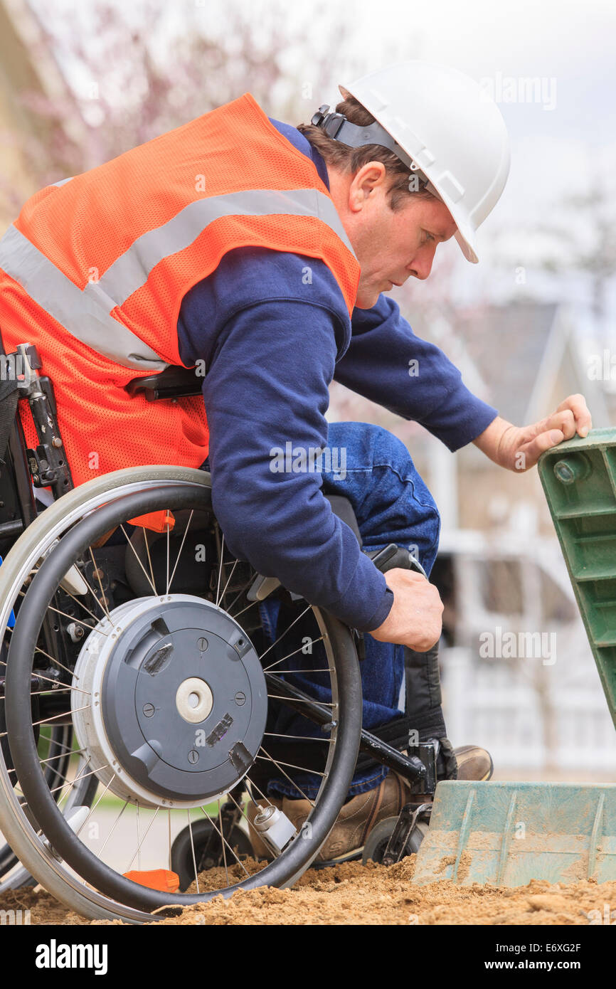 Ingénieur de construction avec l'utilitaire de contrôle de la moelle épinière fort Banque D'Images