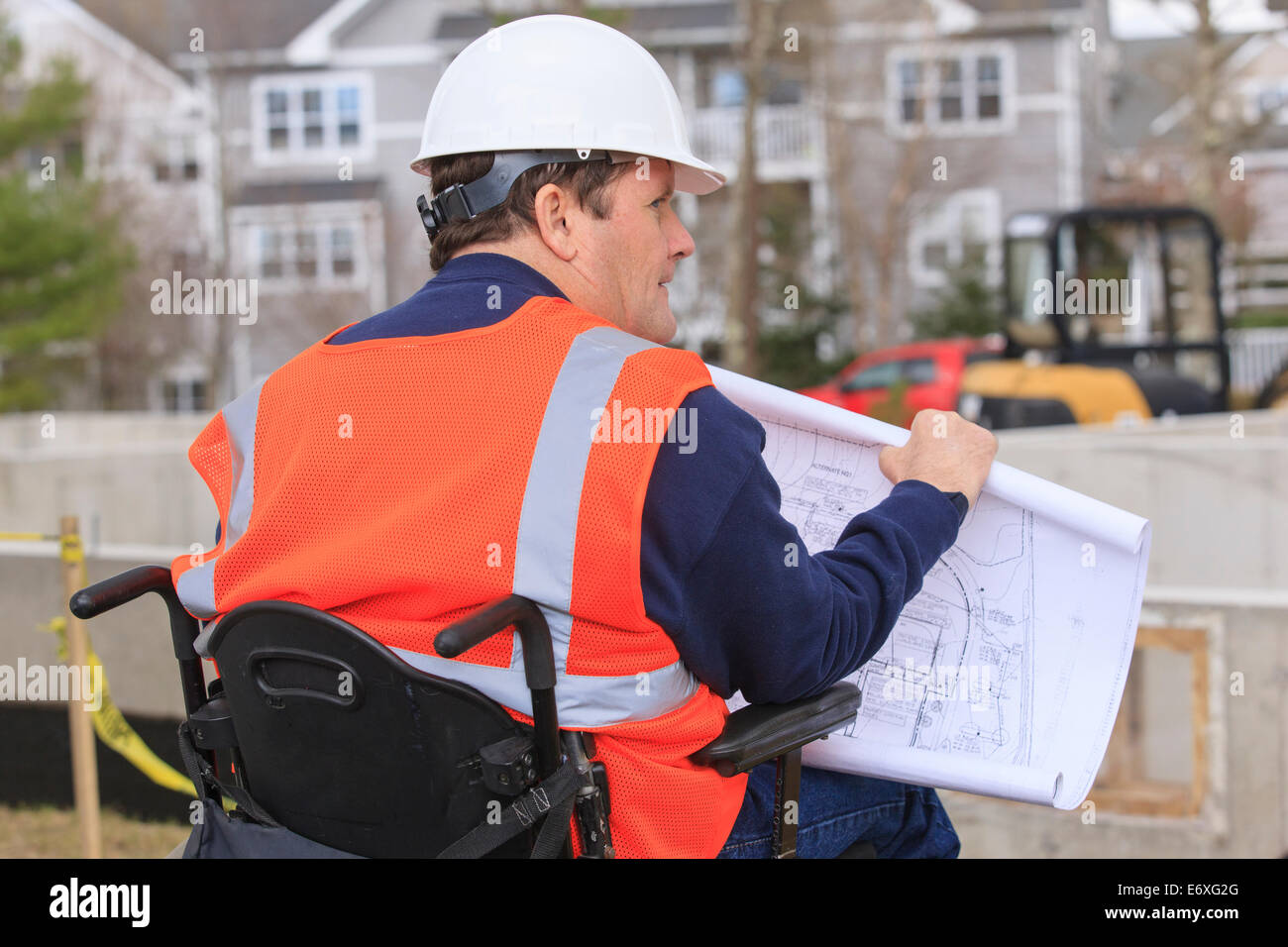 Ingénieur de construction avec de la moelle épinière avec plans de maison at construction site Banque D'Images