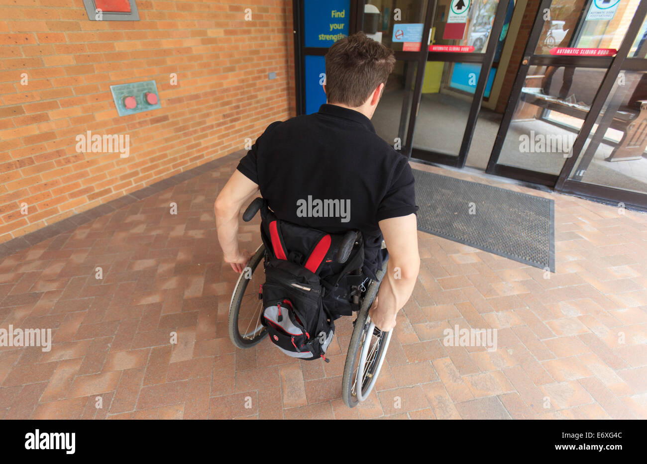 L'homme avec la moelle épinière la saisie porte électronique Banque D'Images