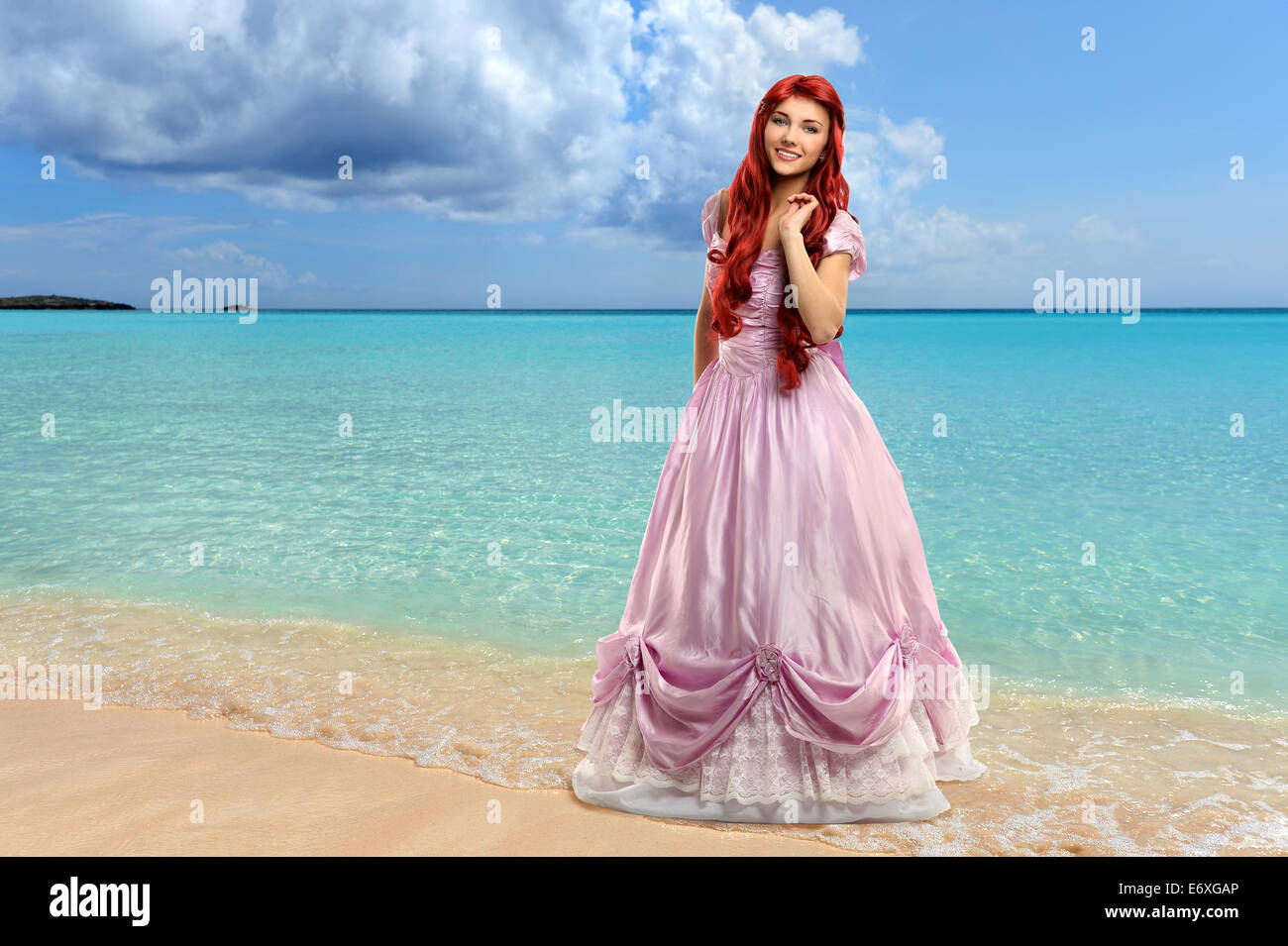 Belle jeune femme habillée en princesse par la plage Banque D'Images
