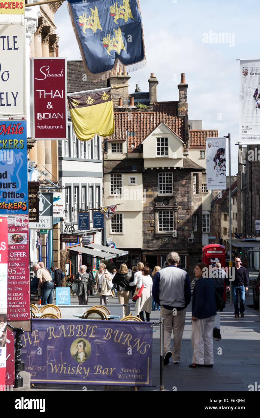Consommateurs et aux touristes sur le Royal Mile avec John Knox house dans l'arrière-plan. Banque D'Images