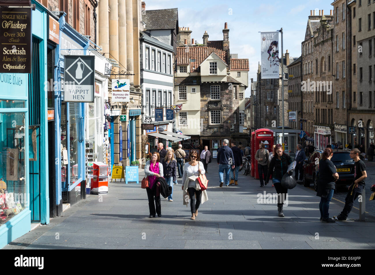 Consommateurs et aux touristes sur le Royal Mile avec John Knox house dans l'arrière-plan. Banque D'Images