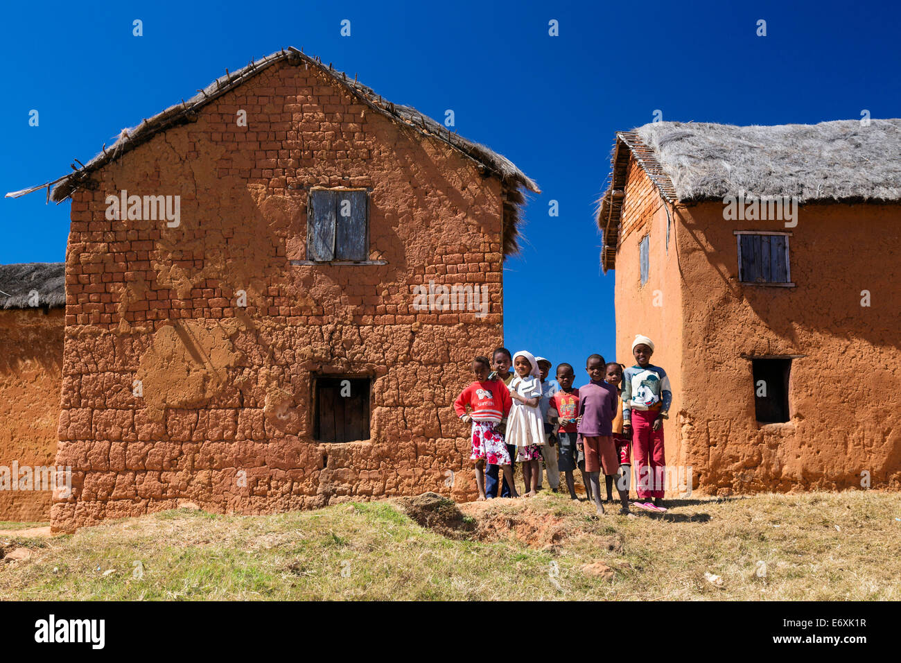 Les enfants et les maisons à l'ouest d'Antananarivo, Madagascar, les Merina, l'Afrique Banque D'Images