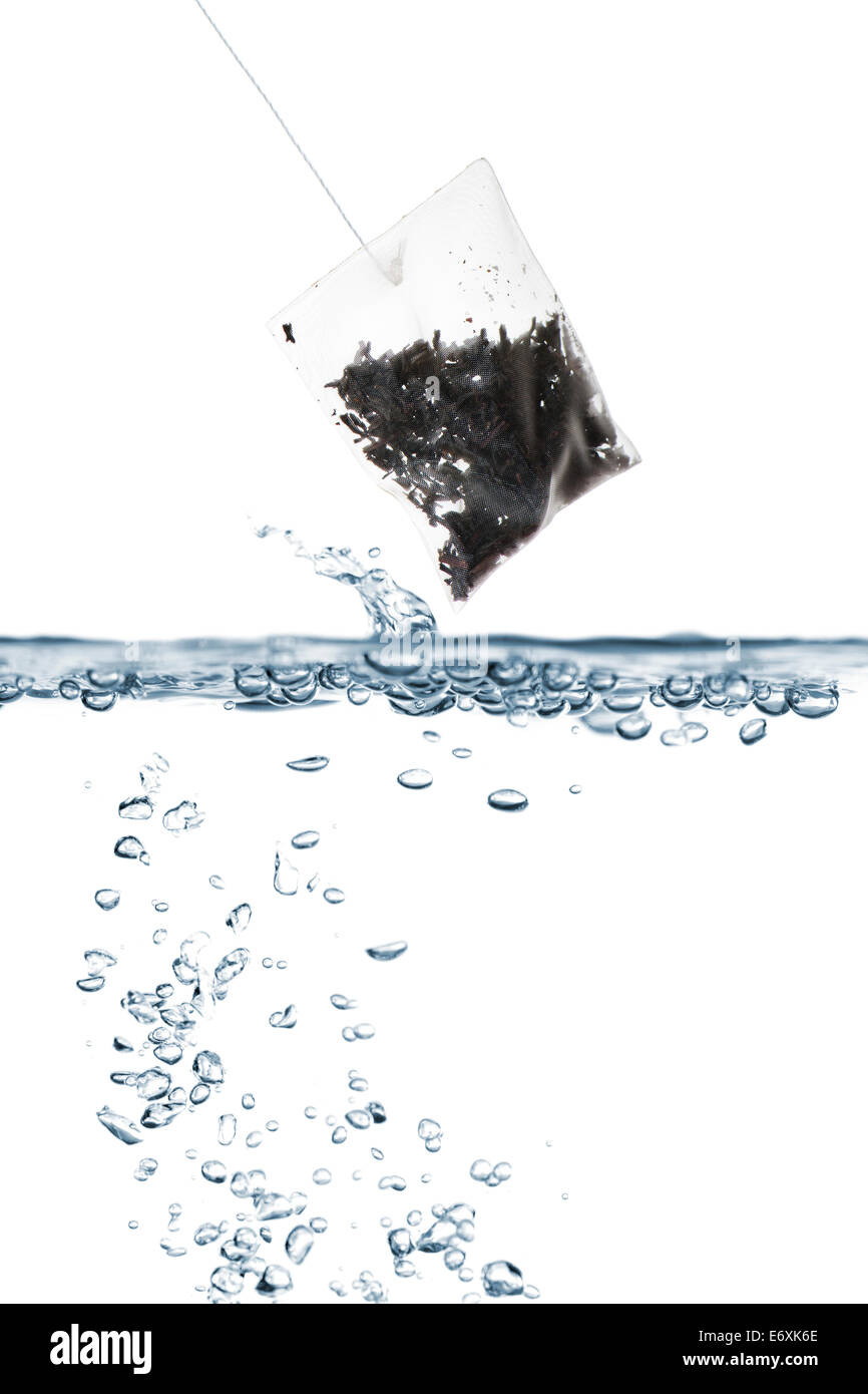 Sachet de thé noir sur l'eau bouillante Banque D'Images
