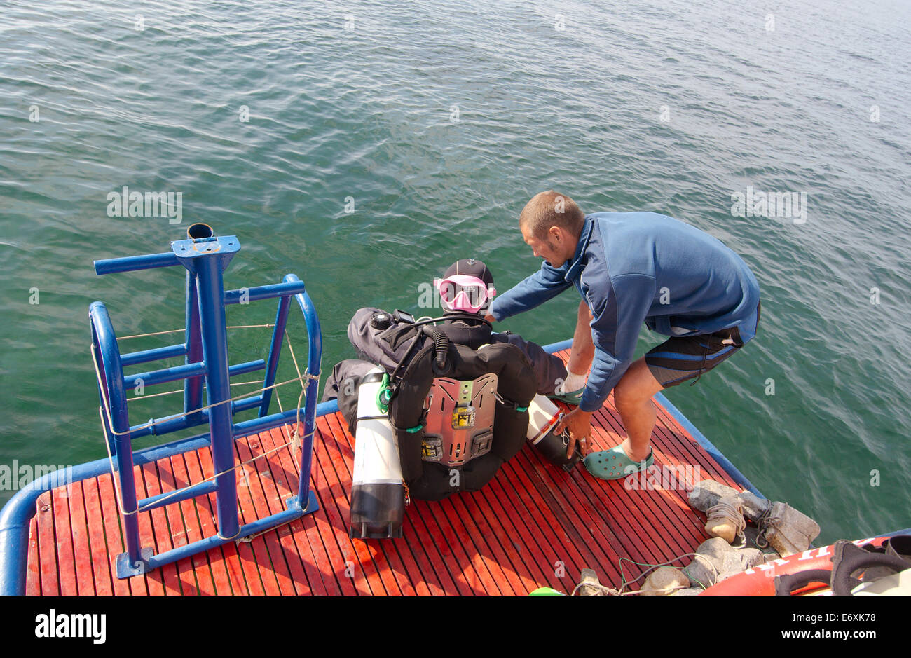 Préparation de plongée plongeurs. lac Baikal, Sibérie, Russie, l'Eurasie Banque D'Images