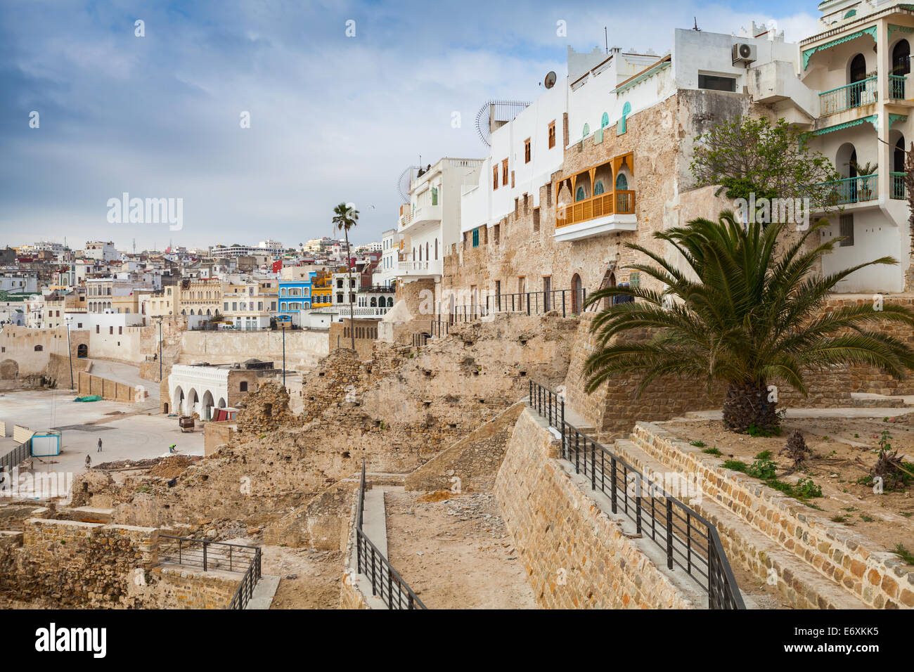 Anciens remparts et maisons individuelles dans la région de Medina. Tanger, Maroc Banque D'Images