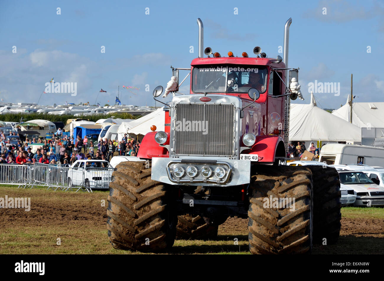 Un affichage monster truck voiture impliquant des véhicules par le concassage Big Pete et Grim Reaper au Great Dorset Steam Fair 2014 Banque D'Images