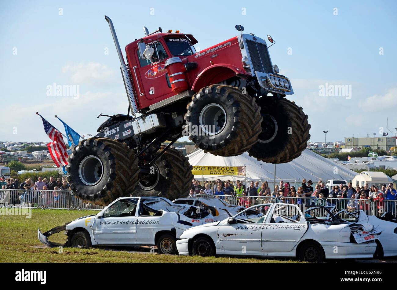 Un affichage monster truck voiture impliquant des véhicules par le concassage Big Pete et Grim Reaper au Great Dorset Steam Fair 2014 Banque D'Images