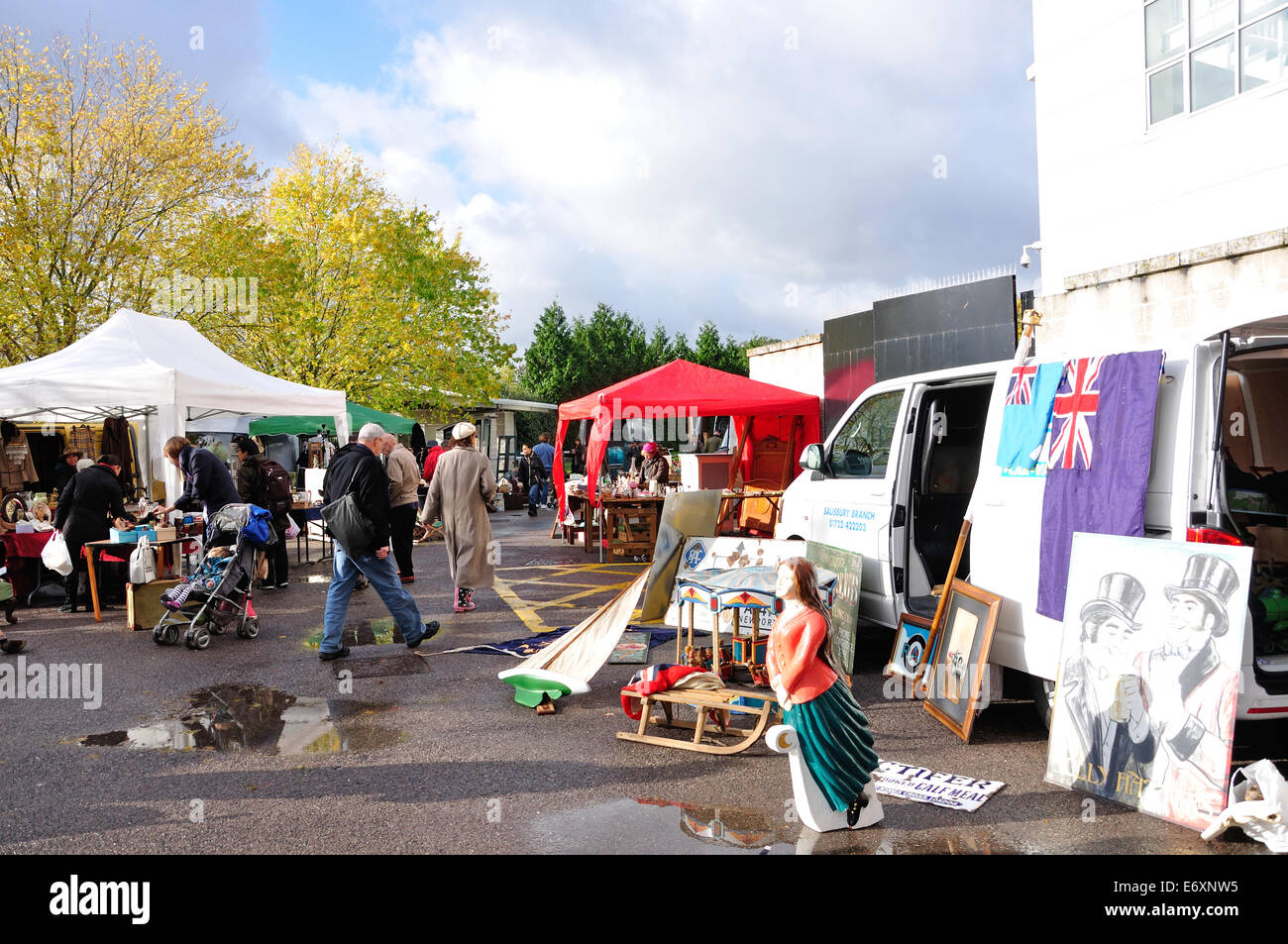 Marché d'antiquités de Sunbury, Kempton Park Racecourse, Sunbury-on-Thames, Surrey, Angleterre, Royaume-Uni Banque D'Images