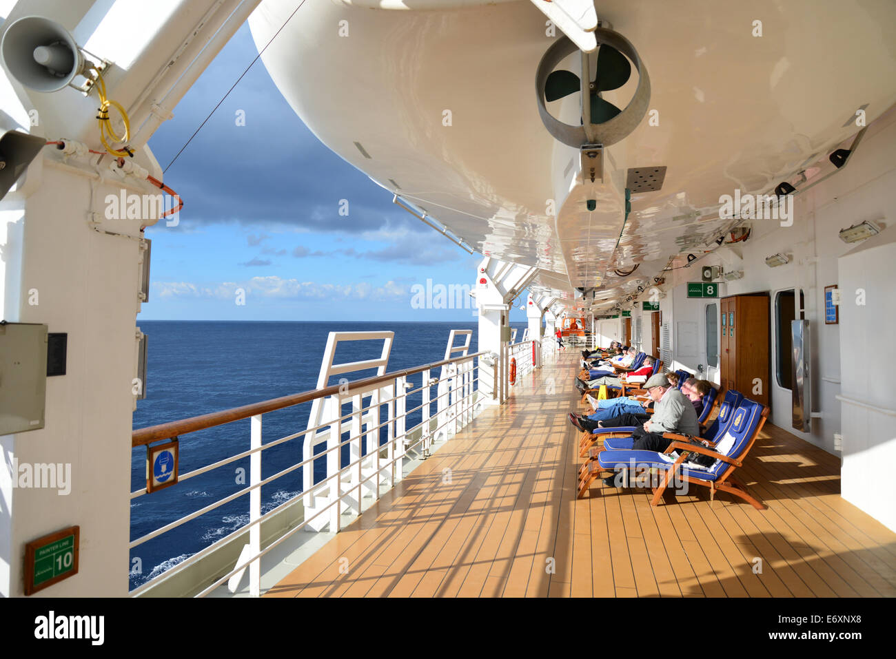 Les passagers se détendre sur le pont du MS Cunard Queen Victoria (QV) navire de croisière, Golfe de Gascogne, Océan Atlantique, Europe Banque D'Images