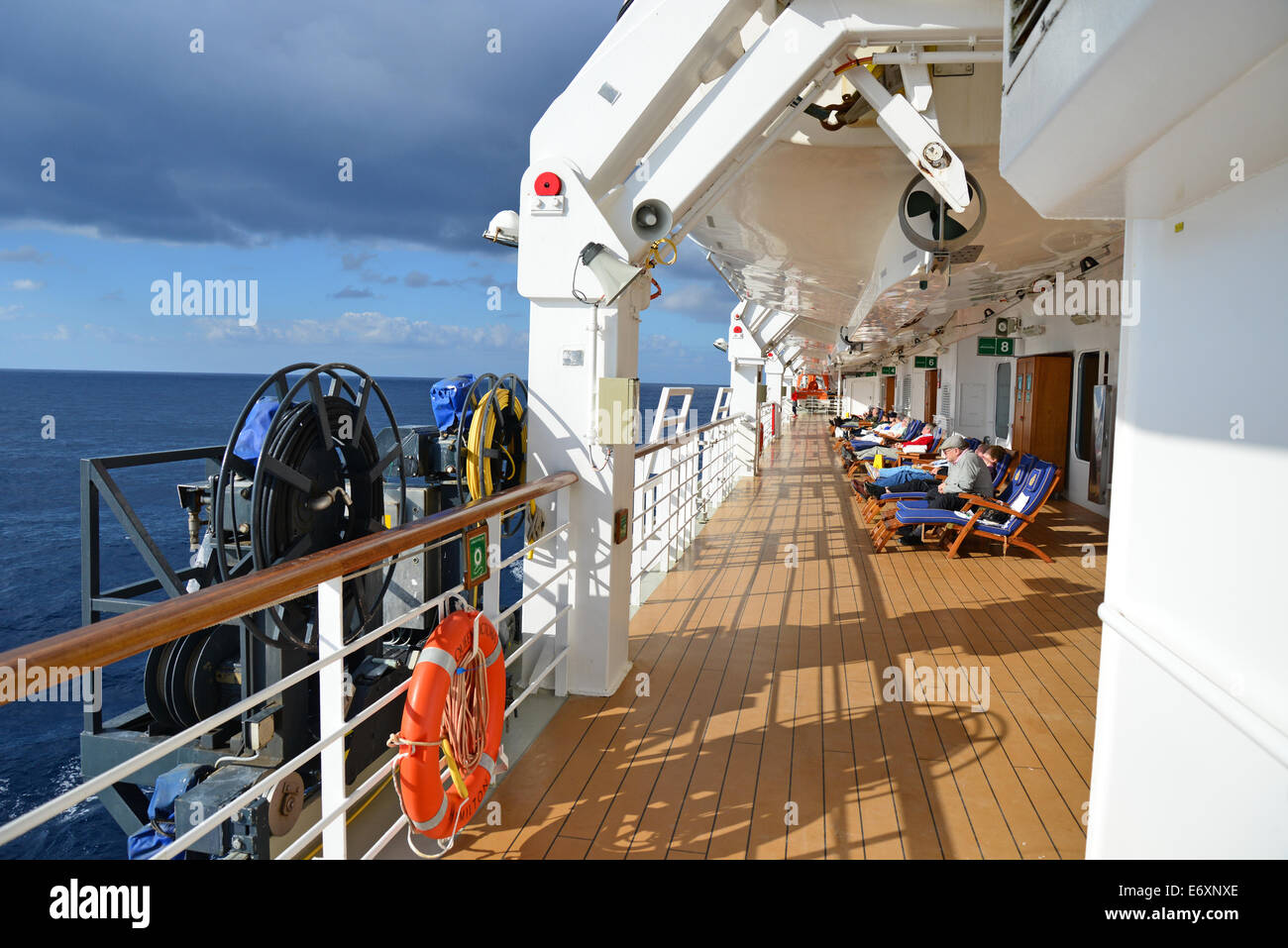 Les passagers se détendre sur le pont du MS Cunard Queen Victoria (QV) navire de croisière, Golfe de Gascogne, Océan Atlantique, Europe Banque D'Images