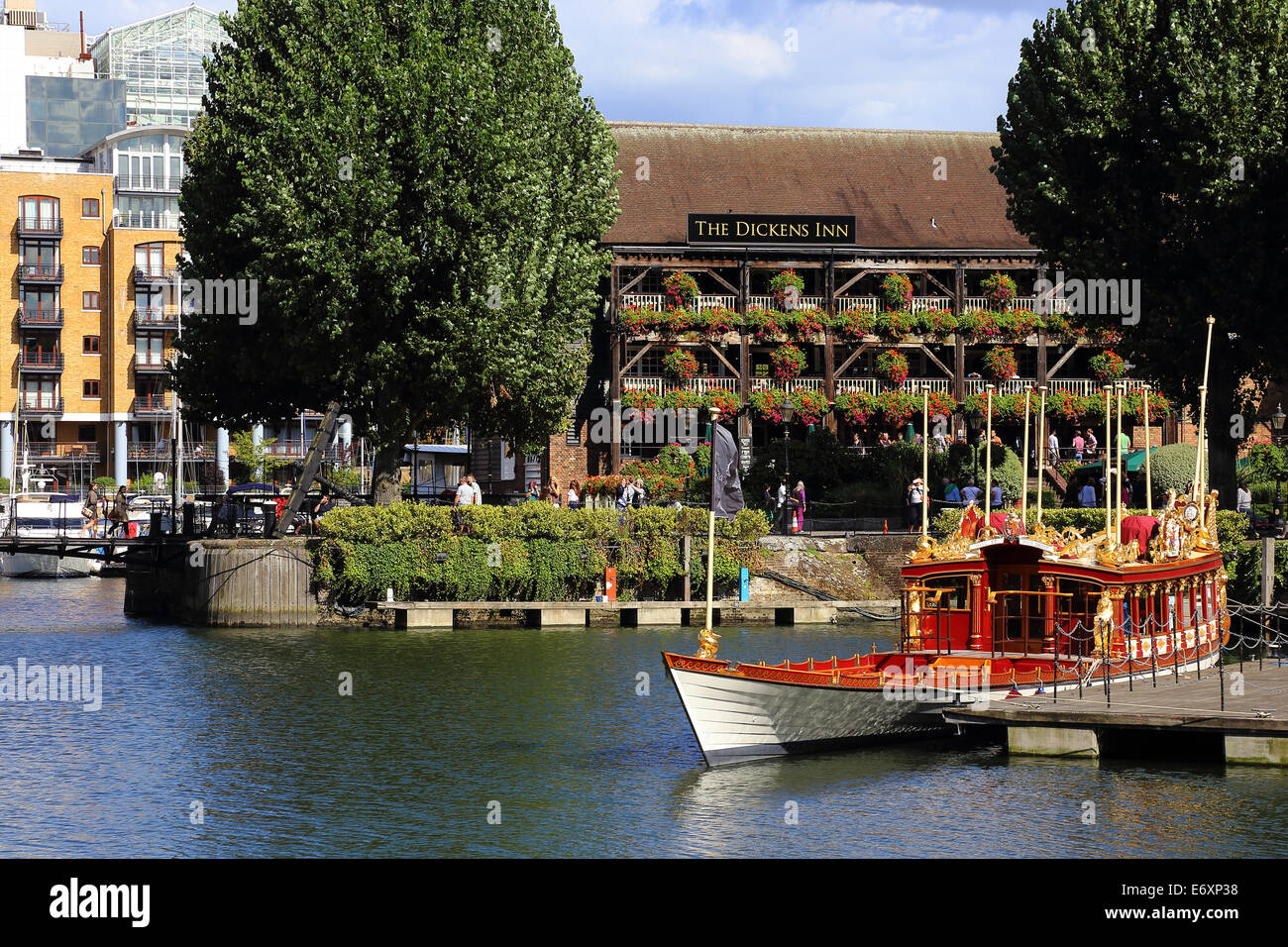Docks de St Catherine, Dickens Inn et Gloriana, la Barge royale britannique, Londres, Angleterre Banque D'Images