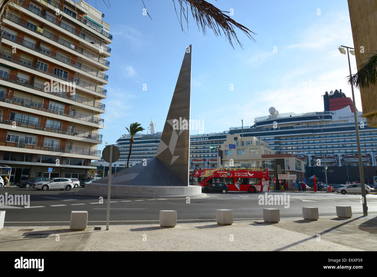 Vue sur le port de la Plaza Hispanidad, Cádiz, Andalousie, province de Cadix, Royaume d'Espagne Banque D'Images