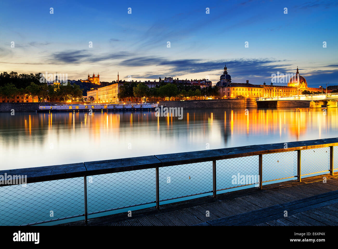 Vue de nuit sur le Rhône à Lyon ville avec l'Hôtel-Dieu et la cathédrale de Fourvière, France Banque D'Images