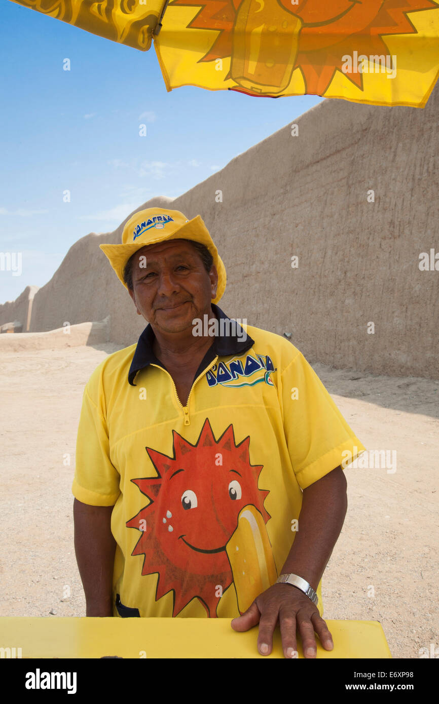 Cheerful ice cream panier vendeur à l'extérieur les ruines archéologiques à Chan Chan, l'ancienne capitale de l'empire Chimú (UNESCO Wo Banque D'Images