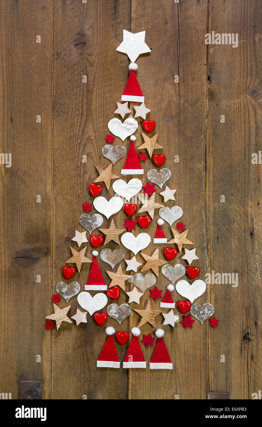 Arbre de Noël en rouge et blanc sur un fond de bois - idée de décoration pour l'arrivée Banque D'Images