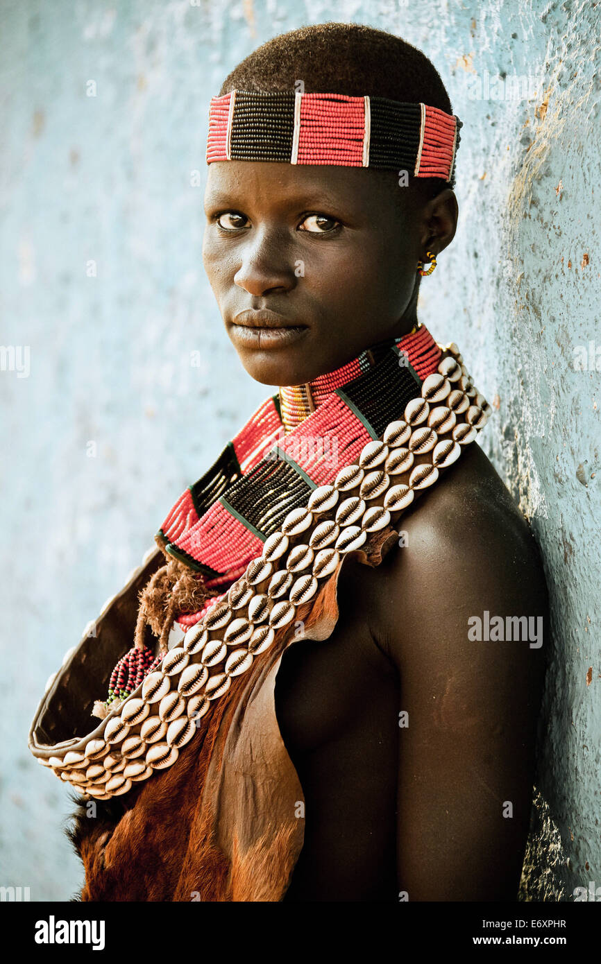 Jeune femme de la tribu Hamar, Turmi, vallée de l'Omo, Ethiopie, Afrique du Sud Banque D'Images