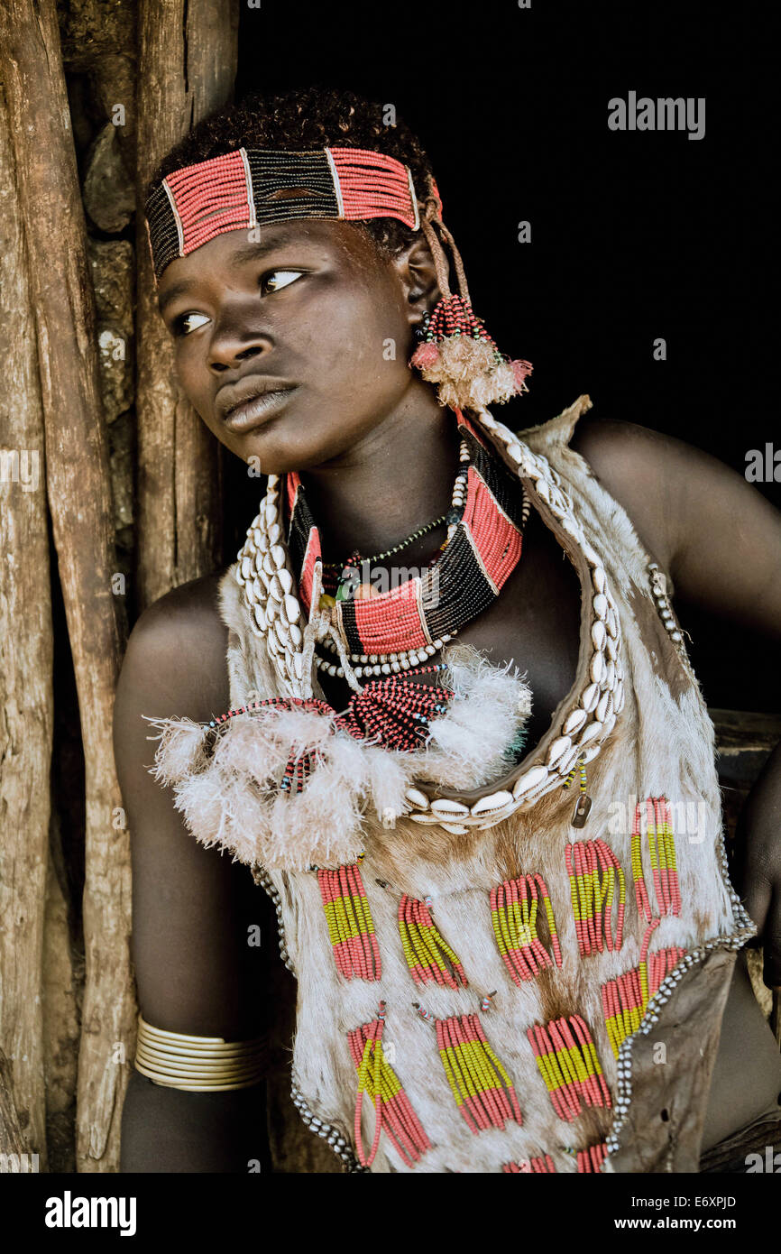 Jeune femme de la tribu Hamar, Turmi, vallée de l'Omo, Ethiopie, Afrique du Sud Banque D'Images