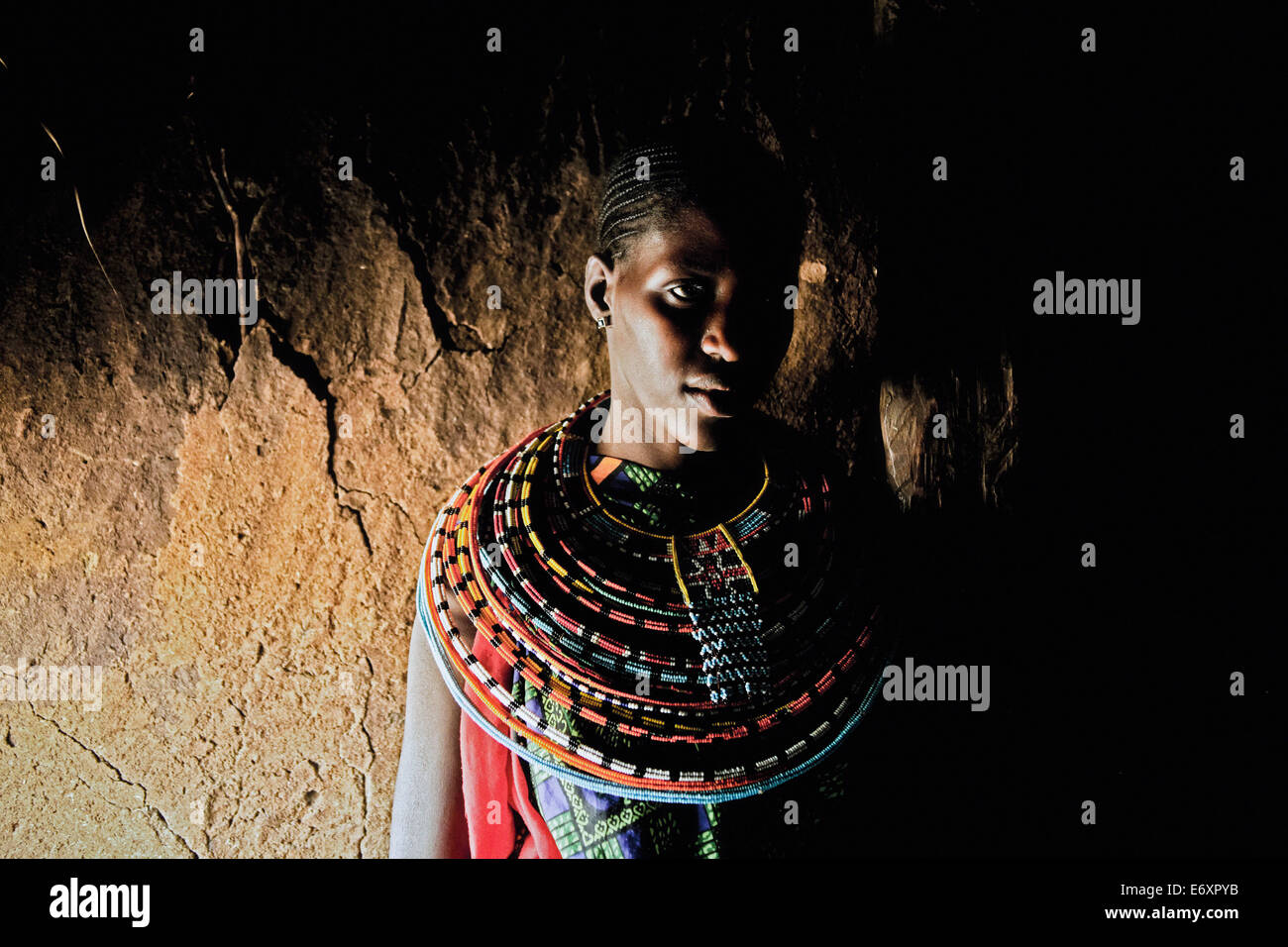 Jeune femme de la tribu Samburu dans sa hutte, au nord Kenya, Kenya, Africa Banque D'Images