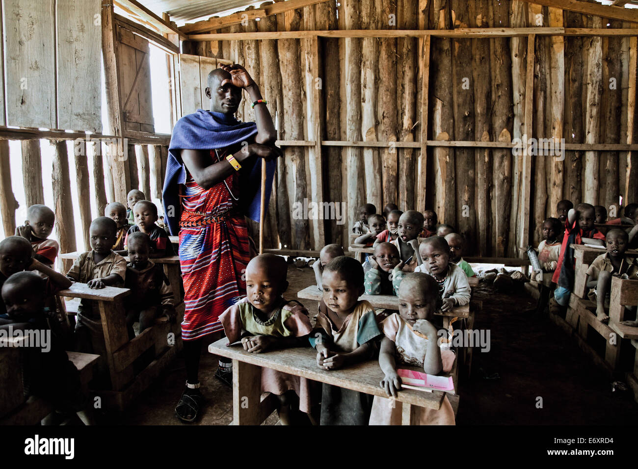 Les enfants et l'enseignant dans une école de village Massai, Kenya, Africa Banque D'Images