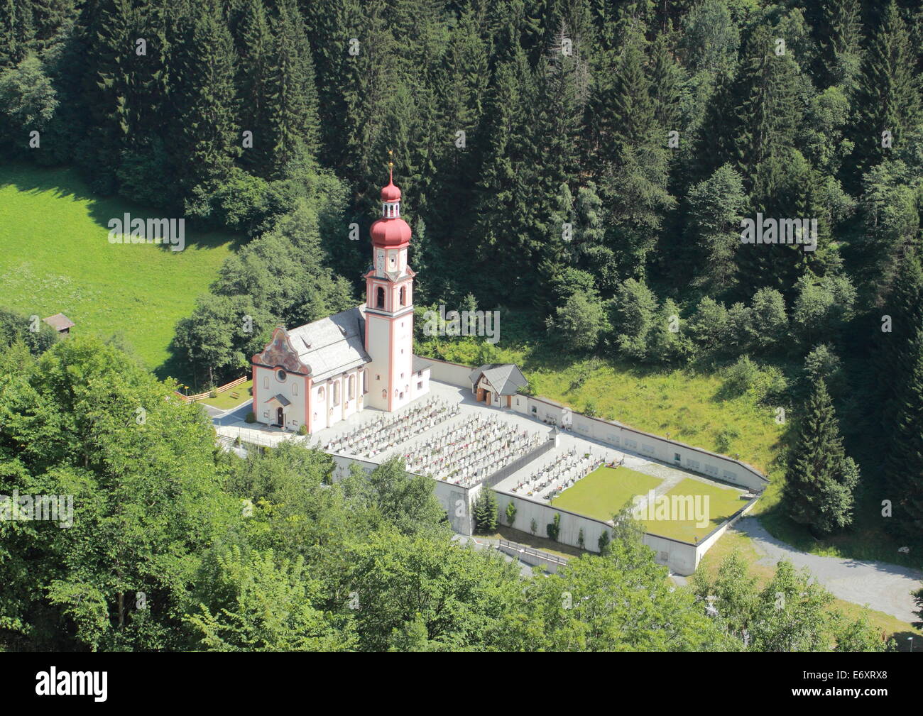Église et cimetière autrichien dans les Alpes Banque D'Images