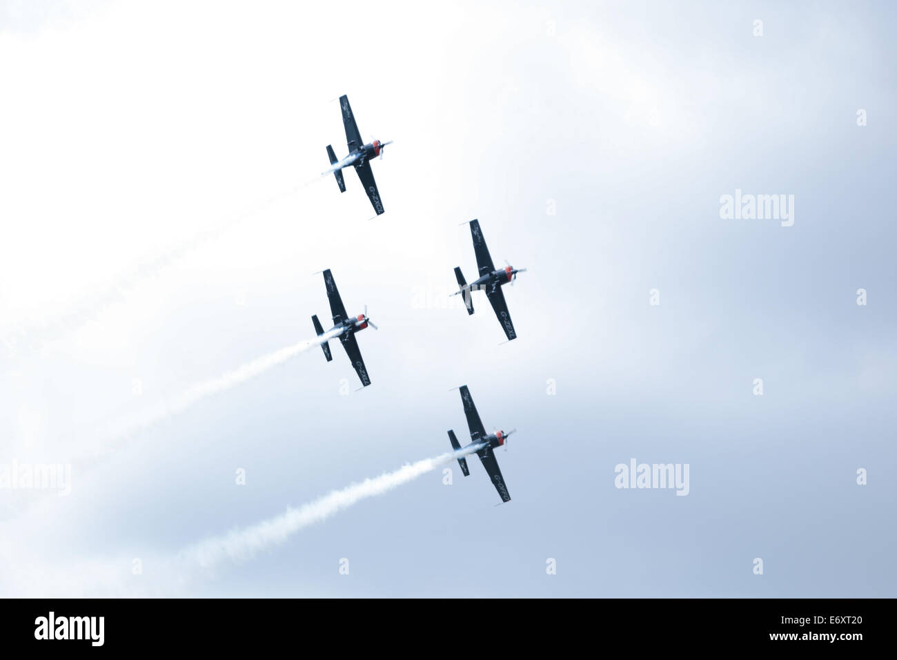 C'est l'équipe de voltige des lames supplémentaires vol EA-300s à l'hôtel Shoreham Airshow 2014, l'aéroport de Shoreham, East Sussex, UK. Banque D'Images