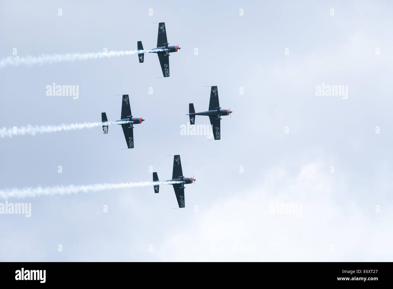 C'est l'équipe de voltige des lames supplémentaires vol EA-300s à l'hôtel Shoreham Airshow 2014, l'aéroport de Shoreham, East Sussex, UK. Banque D'Images