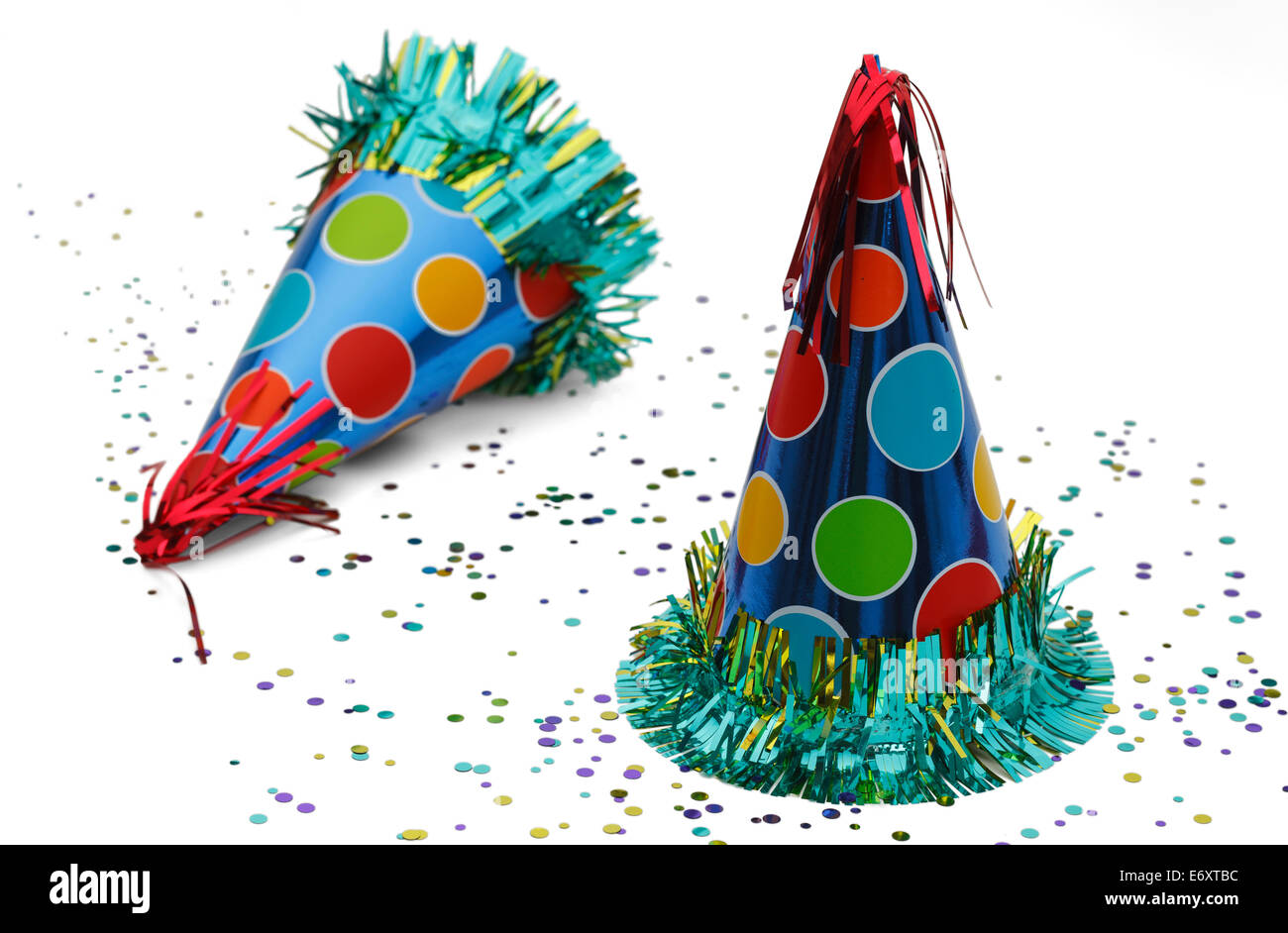 Célébration deux chapeaux de confettis isolé sur fond blanc. Banque D'Images