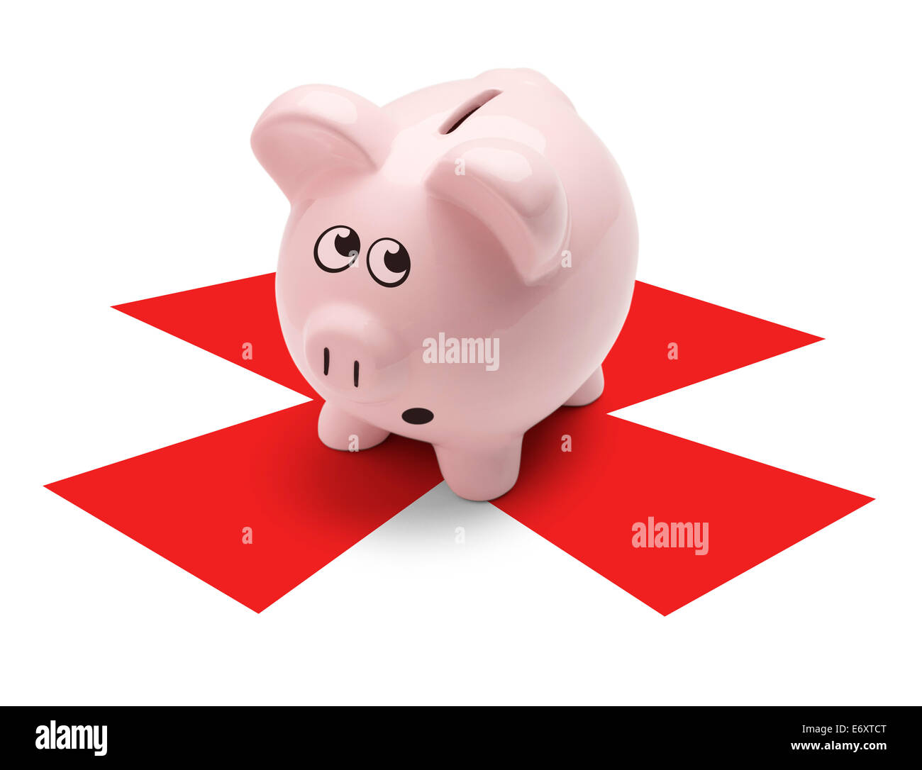 Cochon rose debout sur X marque sur le point d'être ouverte, isolé sur fond blanc. Banque D'Images