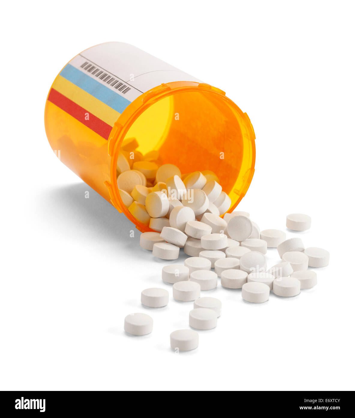 Bouteille de pilules sur ordonnance comprimés déversant sur surface d'isolé sur fond blanc. Banque D'Images