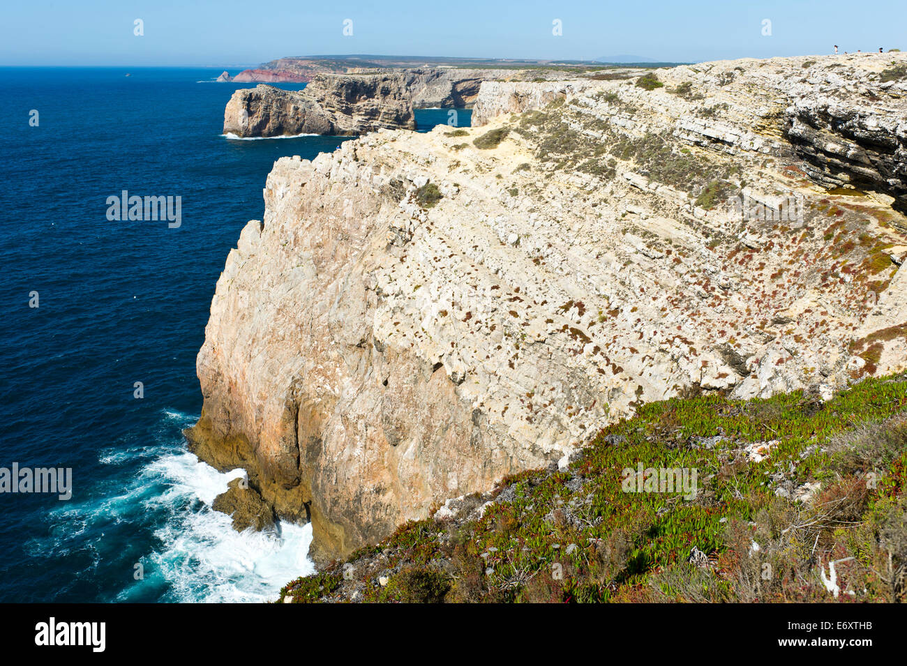 Vue depuis le phare de Cabo Sao Vincente Algarve Portugal le long de la côte ouest. Banque D'Images