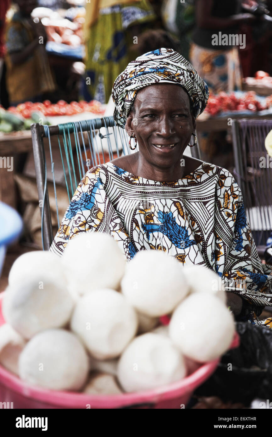 Femme offrant un marché à savon, Yanfolila, région de Sikasso, Mali Banque D'Images