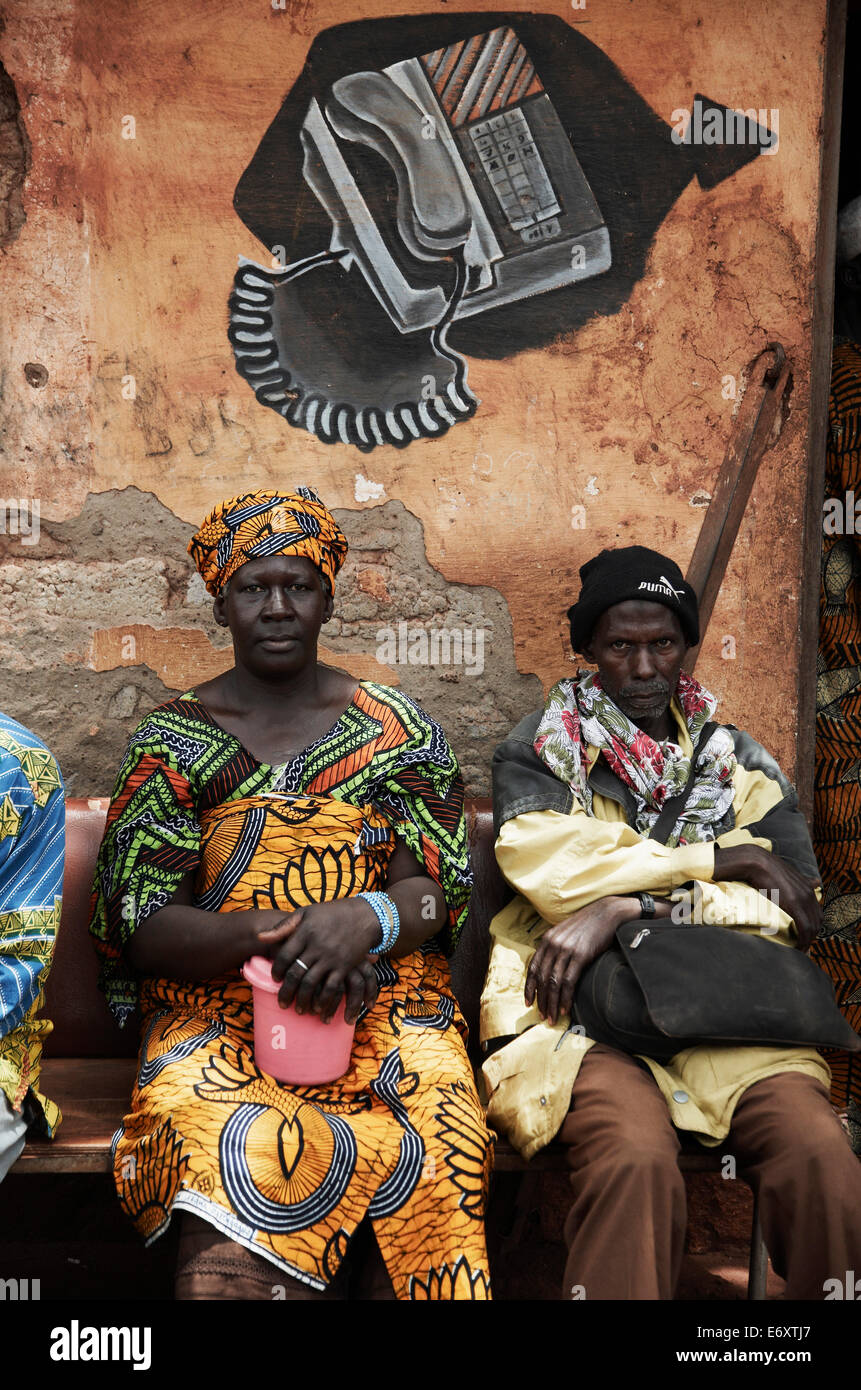 Personnes assis en face de phone store, Yanfolila, région de Sikasso, Mali Banque D'Images