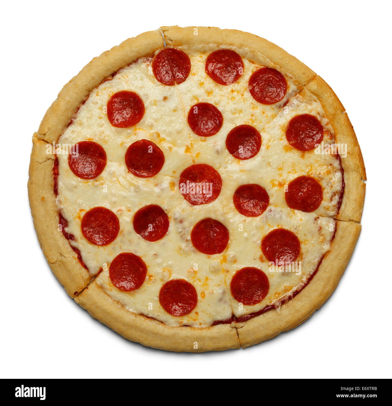 Vue de dessus de la Pizza au Pepperoni isolé sur fond blanc. Banque D'Images