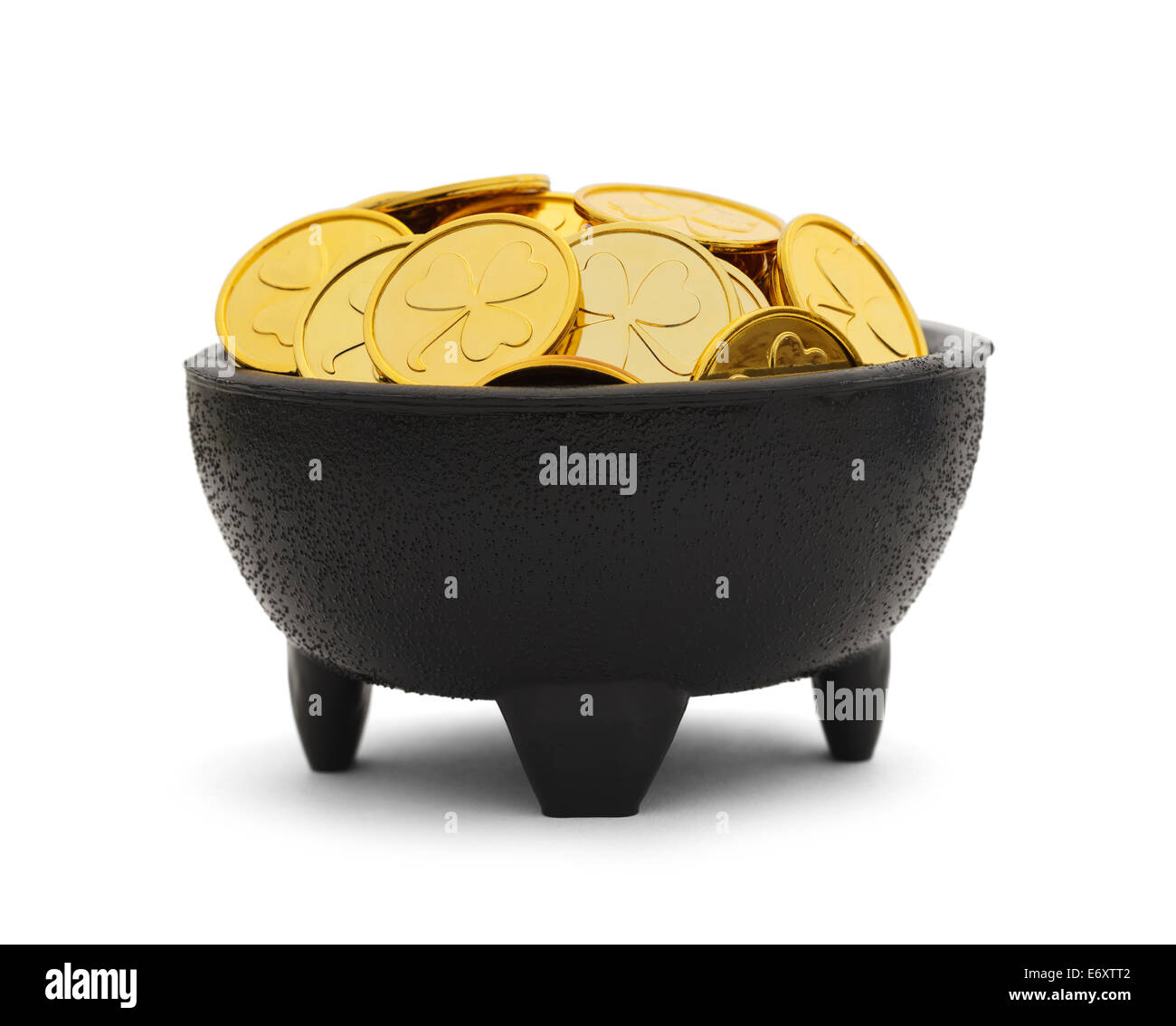 Pot noir avec pièces d'or Trèfle isolé sur fond blanc. Banque D'Images