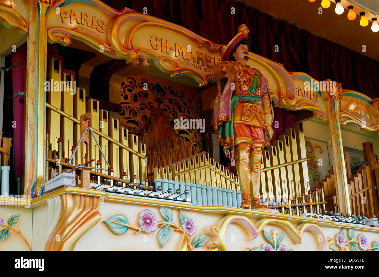 Aux couleurs vives grand orgue de foire française apparemment avec mannequin. Banque D'Images
