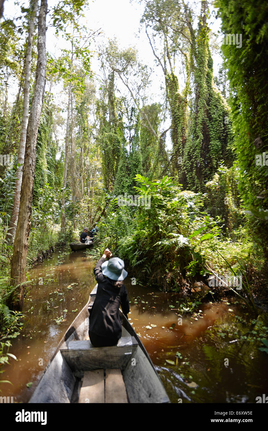 Guérilla Vietcong et les visiteurs dans une barque, le Viet Cong Warfare musée en plein air, Cao Lanh, Dong Thap, Vietnam Banque D'Images