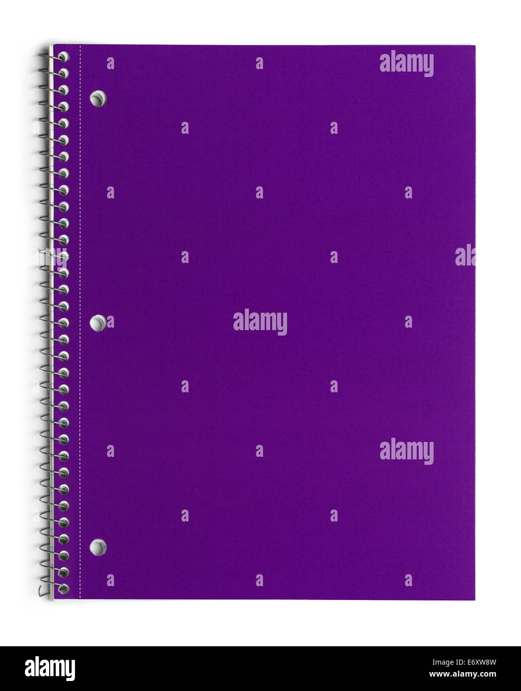 De l'école violet papier Ligne carnet à spirales isolé sur fond blanc. Banque D'Images