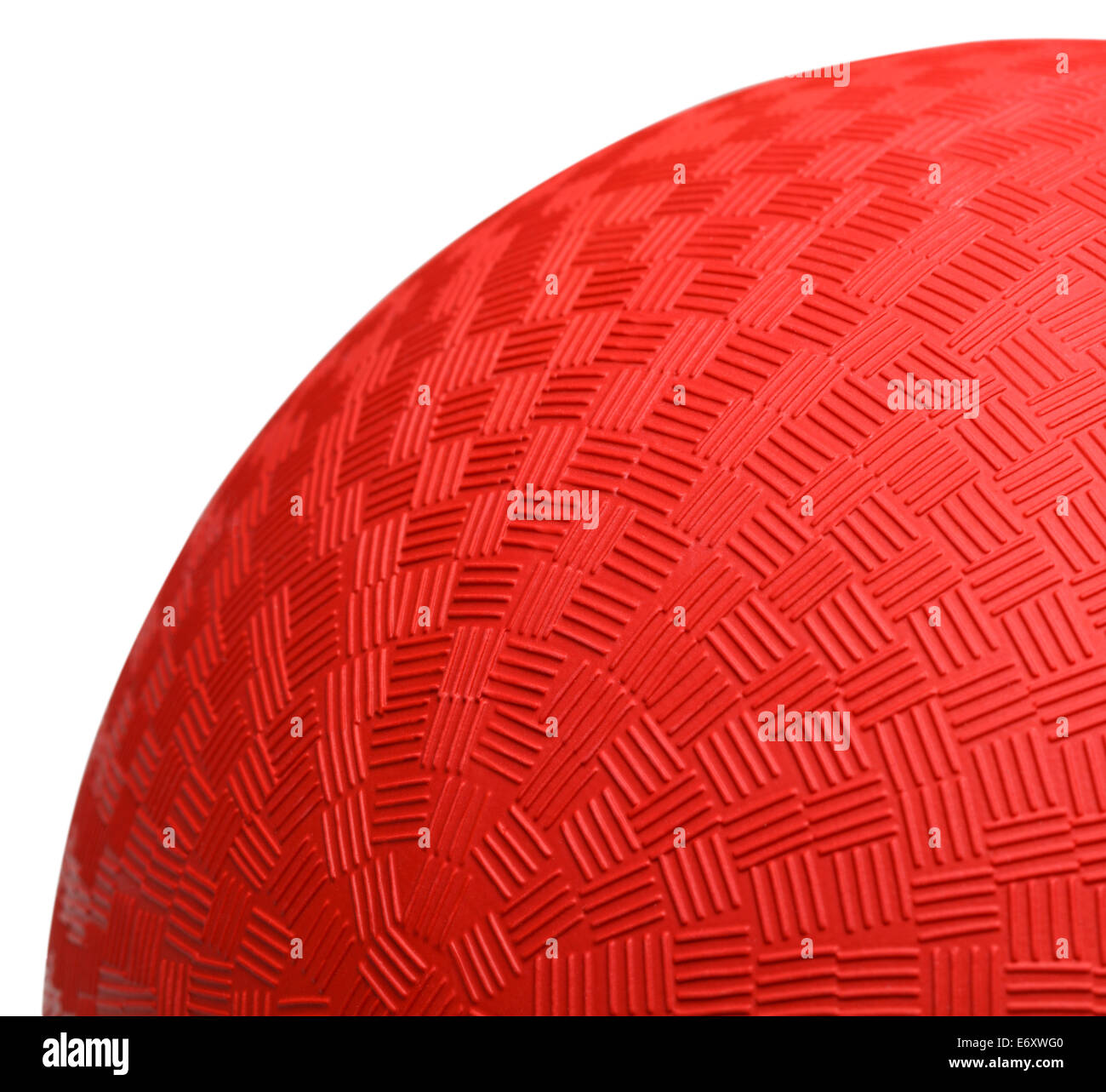 Close up l'article de Dodge Ball rouge isolé sur fond blanc. Banque D'Images