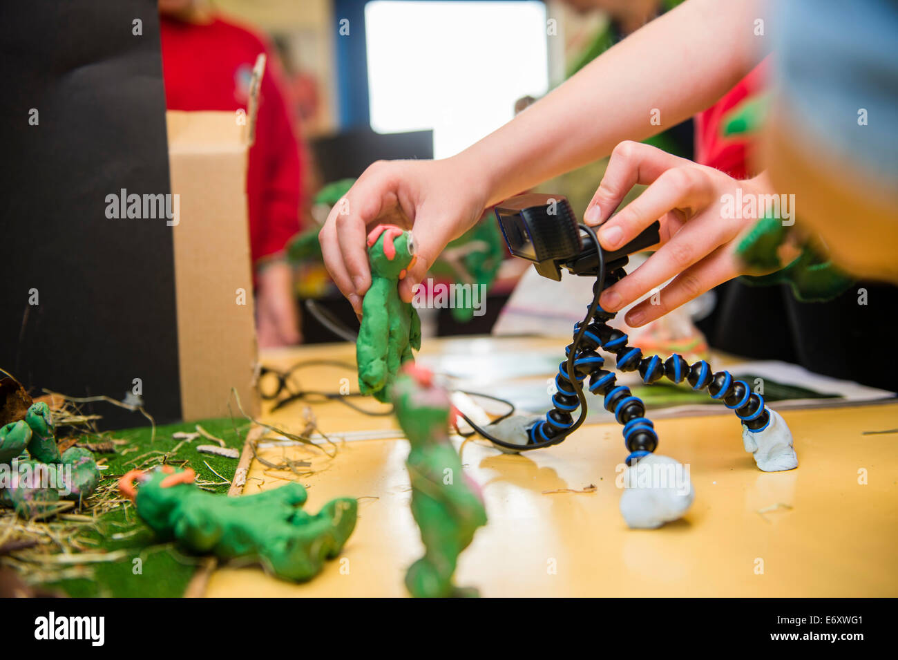 L'école primaire les élèves de l'année 6 apprendre à faire simple stop motion claymation animated films vidéo dans une classe Wales UK Banque D'Images