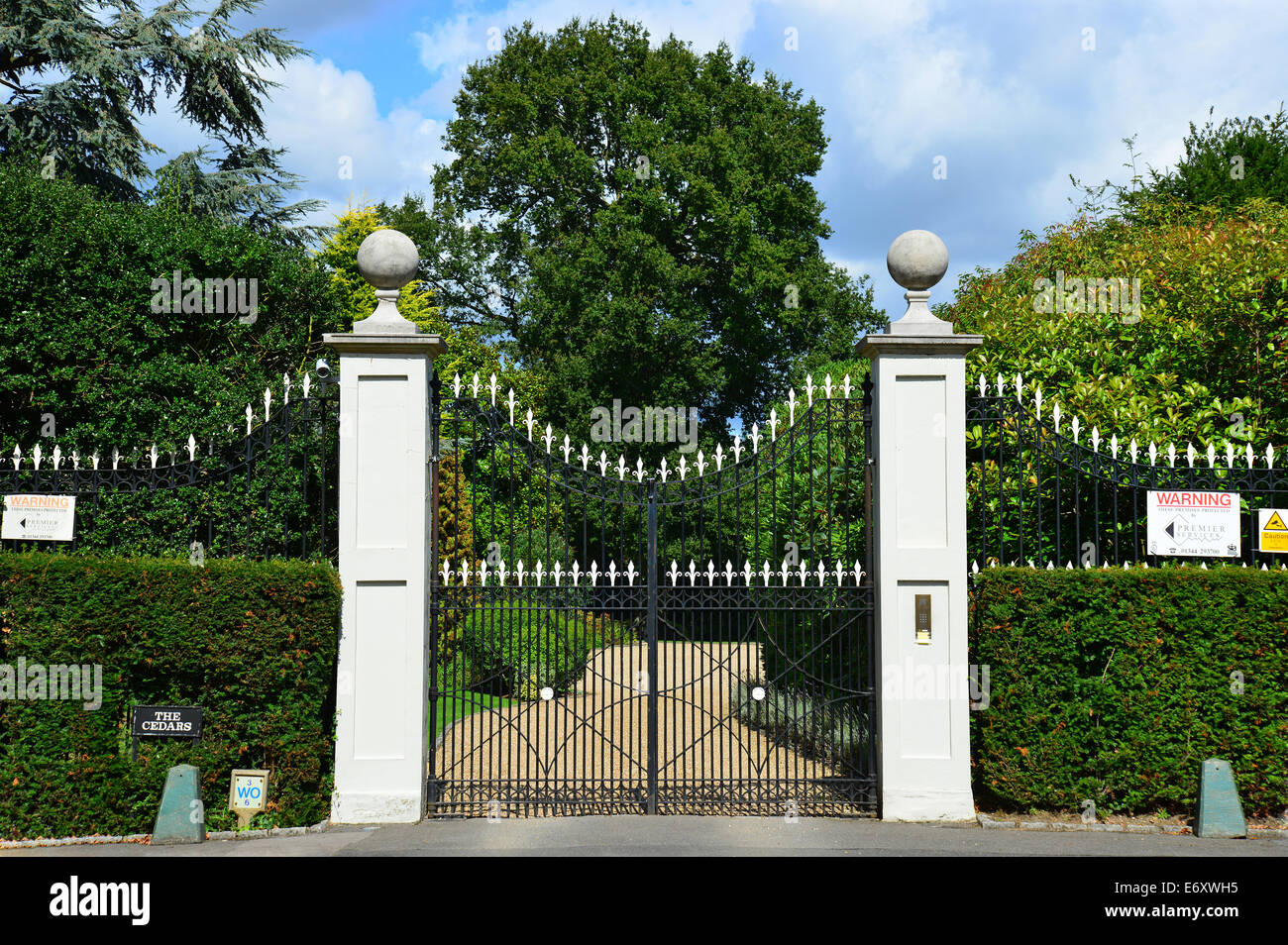 Barrière de sécurité de résidence privée, Church Lane, Sunninghill, Berkshire, Angleterre, Royaume-Uni Banque D'Images